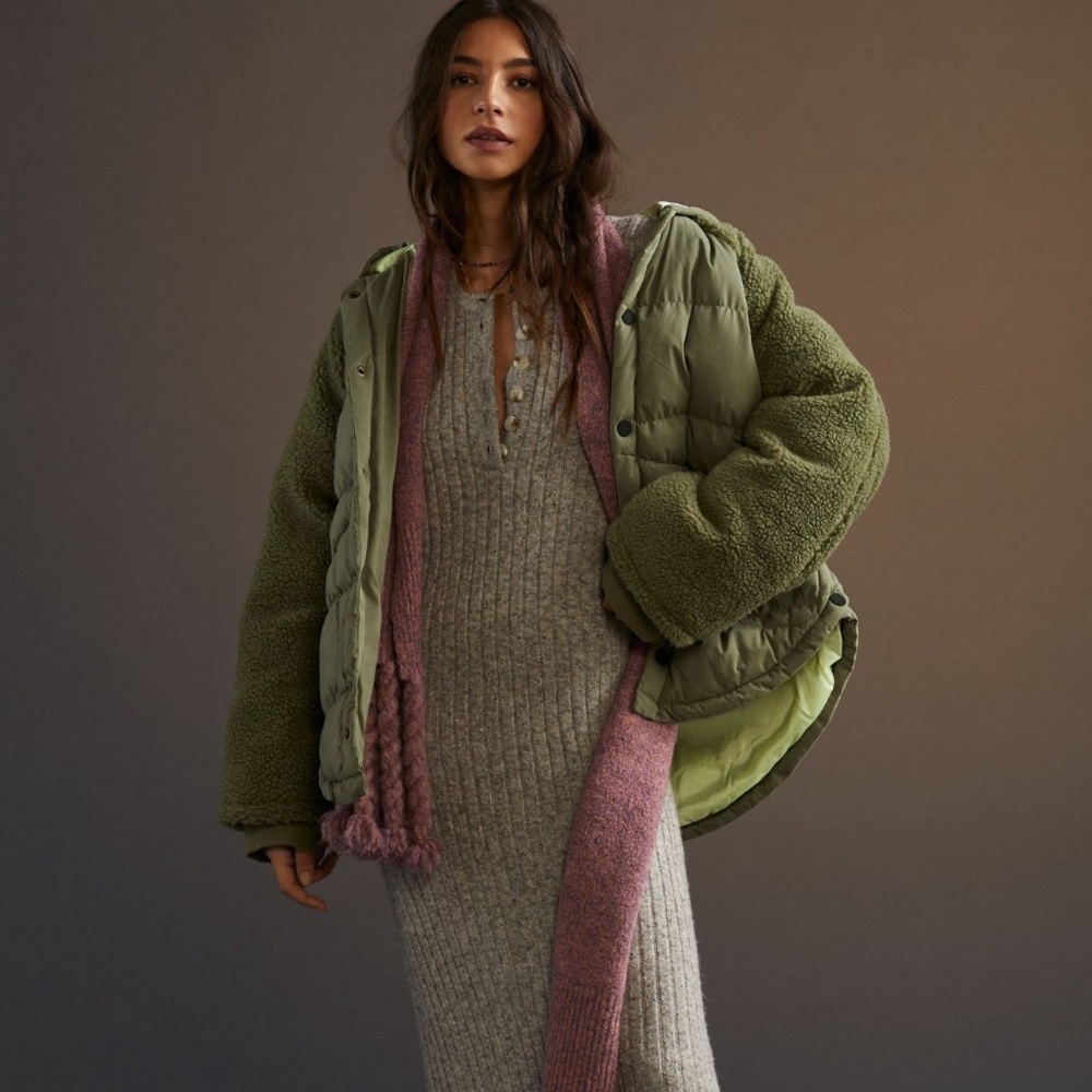ONLY ONE LEFT!  NWT Anthropologie Oversized Puffer Coat. Moss color - Picture 4 of 11
